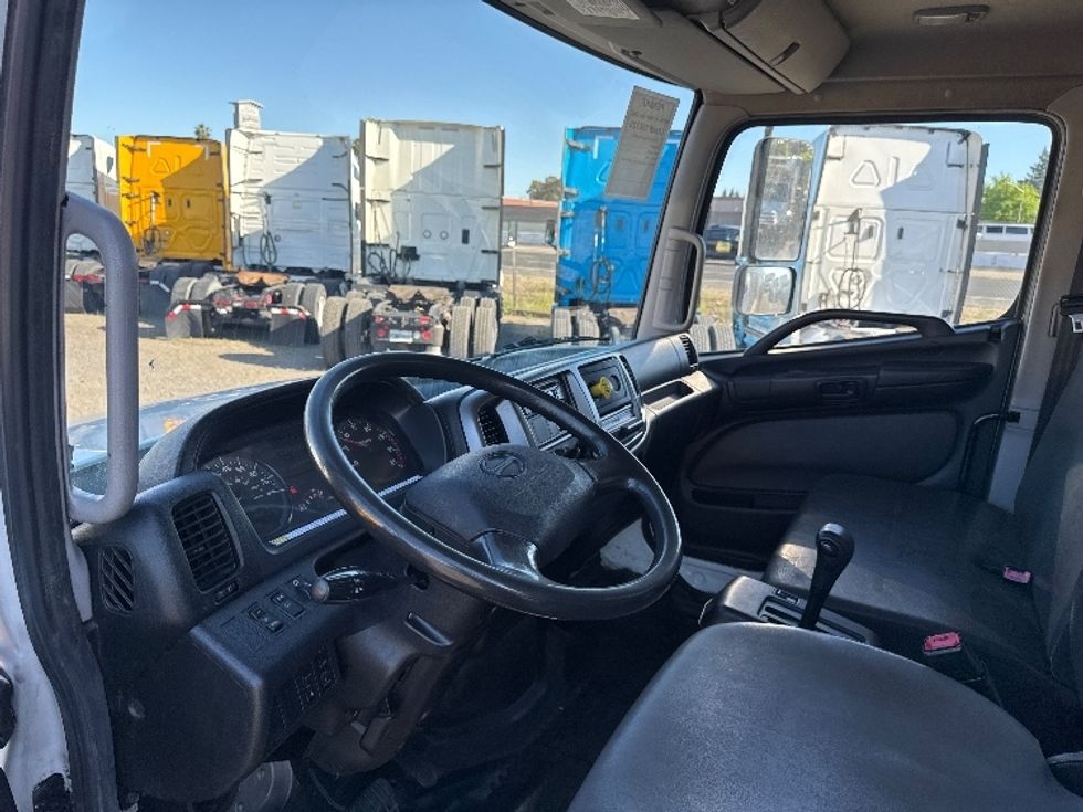 Medium Duty Box Truck-Light and Medium Duty Trucks-Hino-2017-338-West Sacramento-CA-141,827\n\t\tmiles-$ 35,250 - Image 17