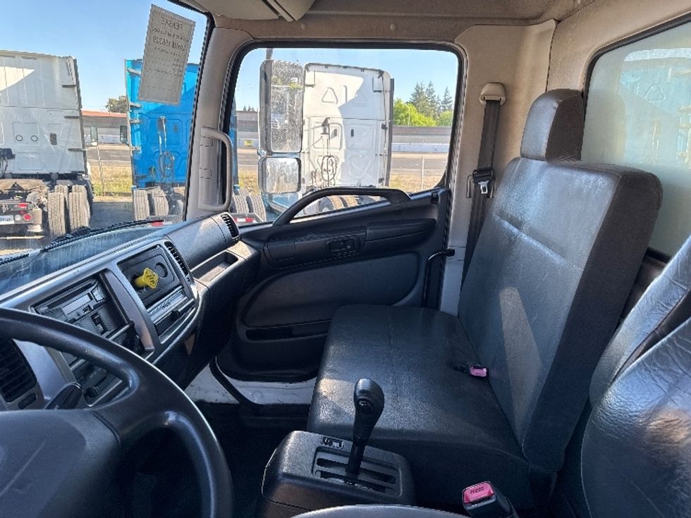 Medium Duty Box Truck-Light and Medium Duty Trucks-Hino-2017-338-West Sacramento-CA-141,827\n\t\tmiles-$ 35,250 - Image 19