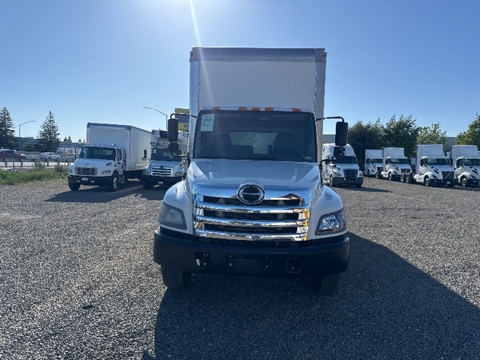Medium Duty Box Truck-Light and Medium Duty Trucks-Hino-2017-338-West Sacramento-CA-141,827\n\t\tmiles-$ 35,250 - Image 2