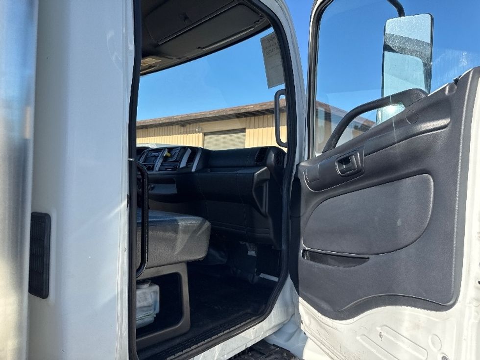 Medium Duty Box Truck-Light and Medium Duty Trucks-Hino-2017-338-West Sacramento-CA-141,827\n\t\tmiles-$ 35,250 - Image 20