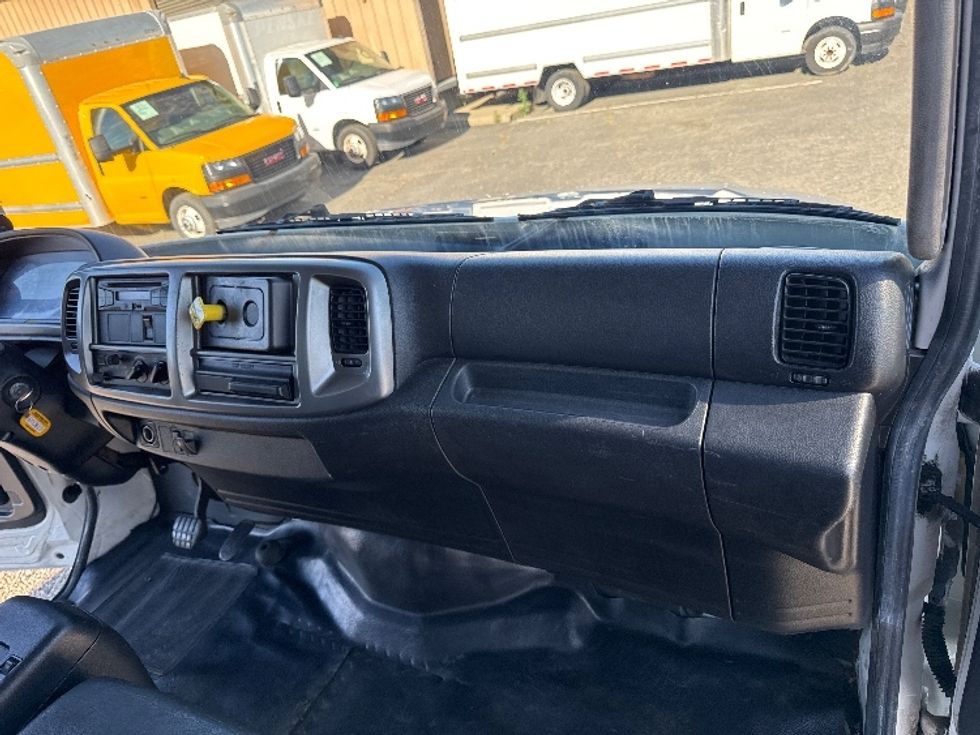 Medium Duty Box Truck-Light and Medium Duty Trucks-Hino-2017-338-West Sacramento-CA-141,827\n\t\tmiles-$ 35,250 - Image 21