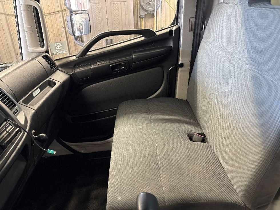 Medium Duty Box Truck-Light and Medium Duty Trucks-Hino-2017-338-West Sacramento-CA-92,310\n\t\tmiles-$ 34,000 - Image 19