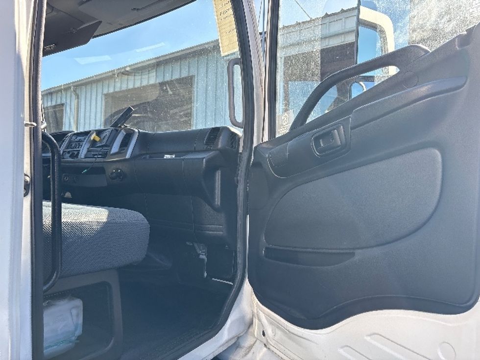 Medium Duty Box Truck-Light and Medium Duty Trucks-Hino-2017-338-West Sacramento-CA-92,310\n\t\tmiles-$ 34,000 - Image 20