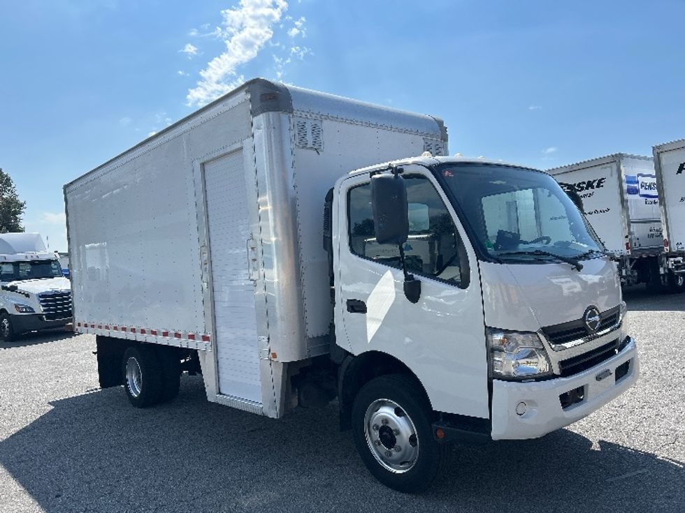 Medium Duty Box Truck-Light and Medium Duty Trucks-Hino-2018-195-Abbotsford-BC-151,497\n\t\tkm-$ 44,750 - Image 1