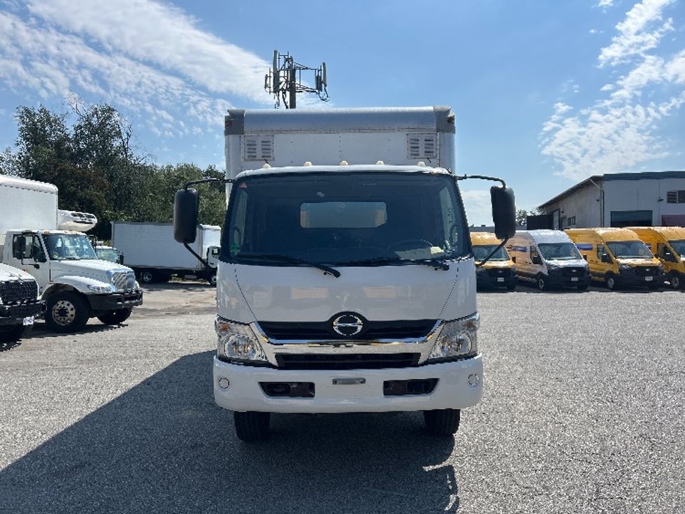 Medium Duty Box Truck-Light and Medium Duty Trucks-Hino-2018-195-Abbotsford-BC-151,497\n\t\tkm-$ 44,750 - Image 2