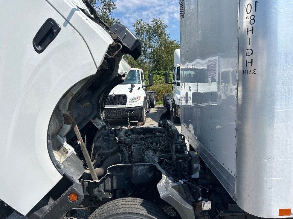 Medium Duty Box Truck-Light and Medium Duty Trucks-Hino-2018-195-Abbotsford-BC-151,497\n\t\tkm-$ 44,750 - Image 24