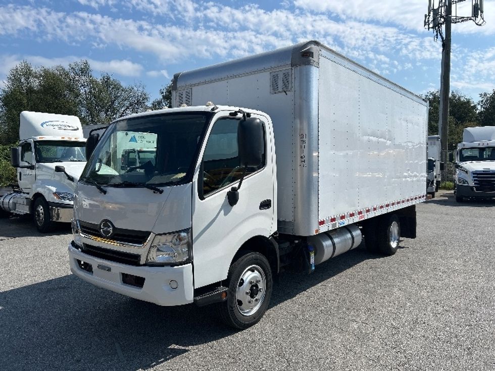 Medium Duty Box Truck-Light and Medium Duty Trucks-Hino-2018-195-Abbotsford-BC-151,497\n\t\tkm-$ 44,750 - Image 3