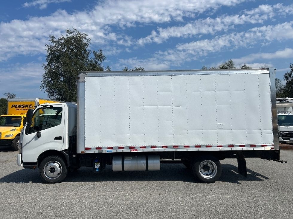 Medium Duty Box Truck-Light and Medium Duty Trucks-Hino-2018-195-Abbotsford-BC-151,497\n\t\tkm-$ 44,750 - Image 4