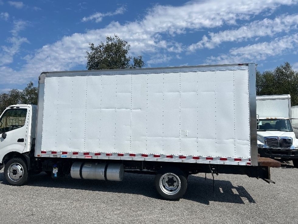 Medium Duty Box Truck-Light and Medium Duty Trucks-Hino-2018-195-Abbotsford-BC-151,497\n\t\tkm-$ 44,750 - Image 5