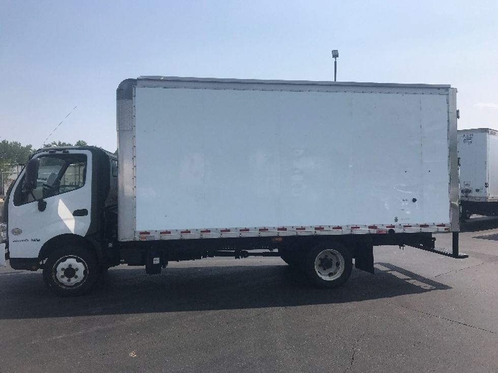 Medium Duty Box Truck-Light and Medium Duty Trucks-Hino-2018-195-Bensalem-PA-160,878\n\t\tmiles-$ 32,000 - Image 4