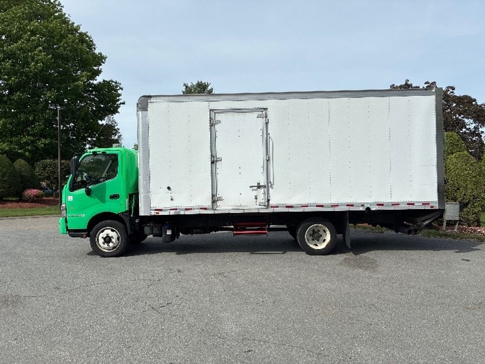 Medium Duty Box Truck-Light and Medium Duty Trucks-Hino-2018-195-Cranbury-NJ-87,757\n\t\tmiles-$ 36,250 - Image 4