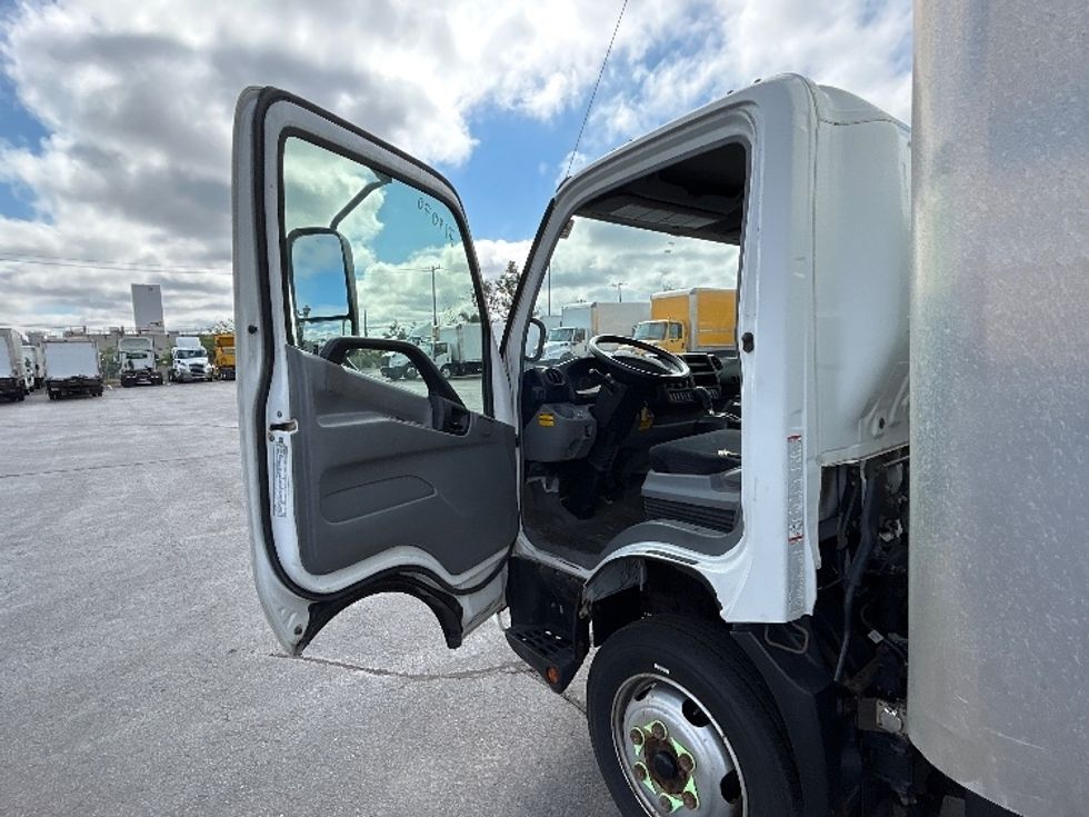 Medium Duty Box Truck-Light and Medium Duty Trucks-Hino-2018-195-Etobicoke-ON-96,916\n\t\tkm-$ 45,000 - Image 16