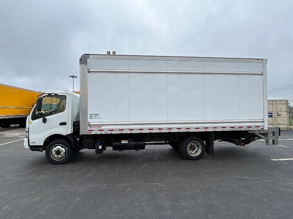 Medium Duty Box Truck-Light and Medium Duty Trucks-Hino-2018-195-Etobicoke-ON-96,916\n\t\tkm-$ 45,000 - Image 4