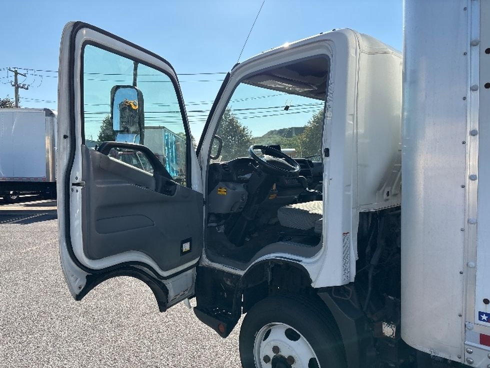 Medium Duty Box Truck-Light and Medium Duty Trucks-Hino-2018-195-West Babylon-NY-133,765\n\t\tmiles-$ 34,750 - Image 16