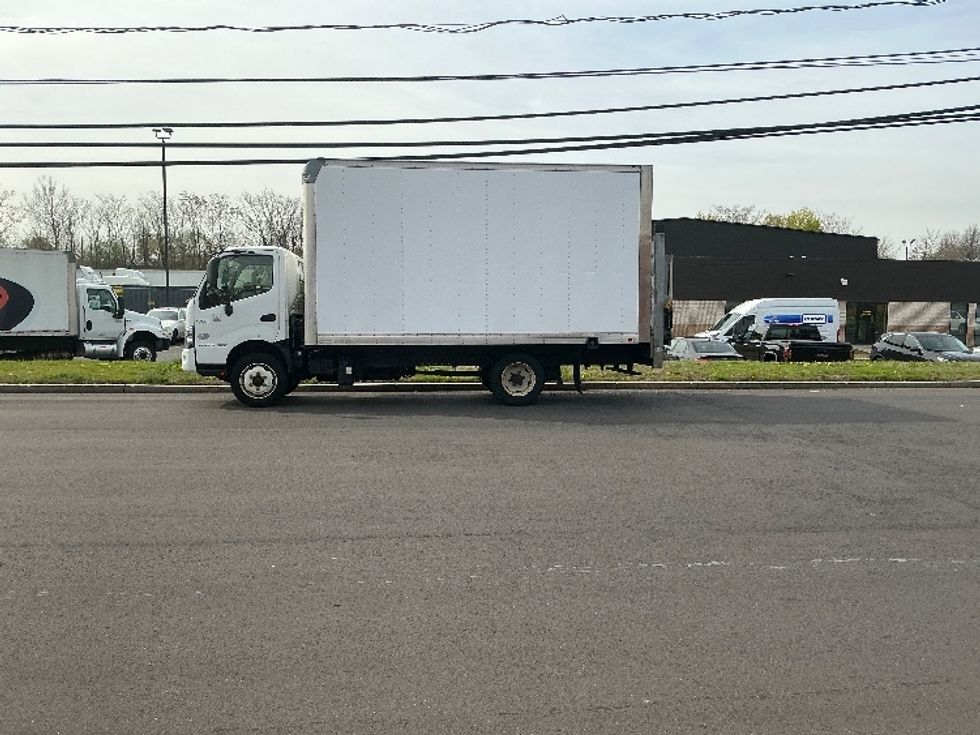Medium Duty Box Truck-Light and Medium Duty Trucks-Hino-2018-195-Westfield-MA-146,234\n\t\tmiles-$ 38,250 - Image 4