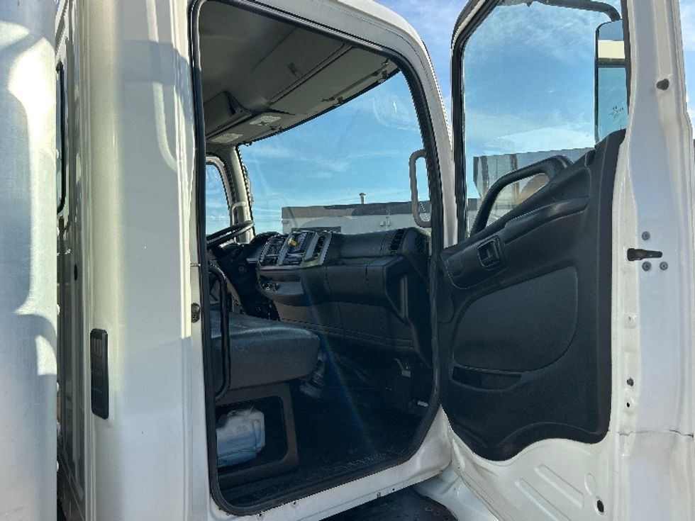 Medium Duty Box Truck-Light and Medium Duty Trucks-Hino-2018-258LP-Parkersburg-WV-105,560\n\t\tmiles-$ 55,000 - Image 19