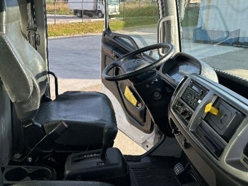 Medium Duty Box Truck-Light and Medium Duty Trucks-Hino-2018-258LP-Parkersburg-WV-105,560\n\t\tmiles-$ 55,000 - Image 21