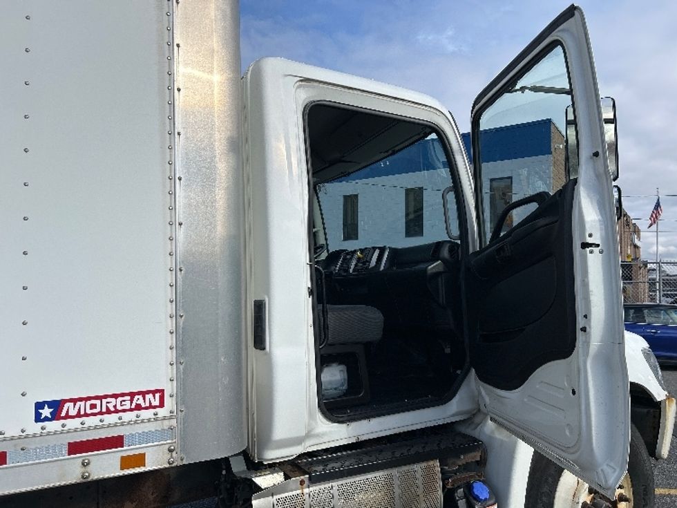 Medium Duty Box Truck-Light and Medium Duty Trucks-Hino-2018-268-Austin-TX-161,500\n\t\tmiles-$ 46,000 - Image 20