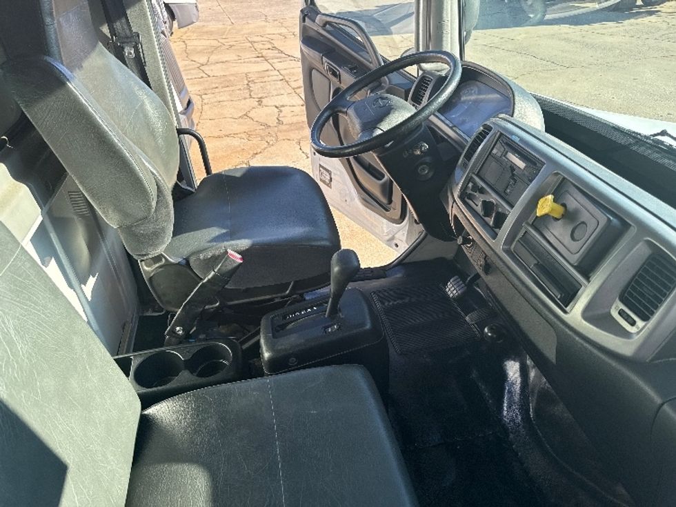 Medium Duty Box Truck-Light and Medium Duty Trucks-Hino-2018-268-Birmingham-AL-39,881\n\t\tmiles-$ 59,250 - Image 22