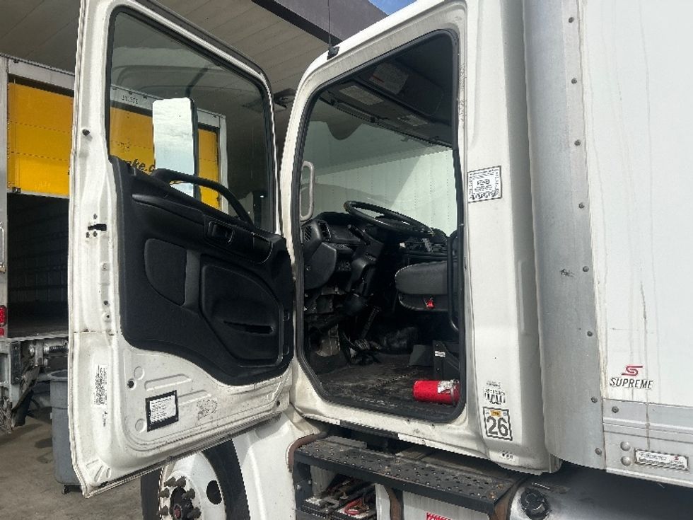 Medium Duty Box Truck-Light and Medium Duty Trucks-Hino-2018-268-City Of Industry-CA-245,118\n\t\tmiles-$ 38,000 - Image 16