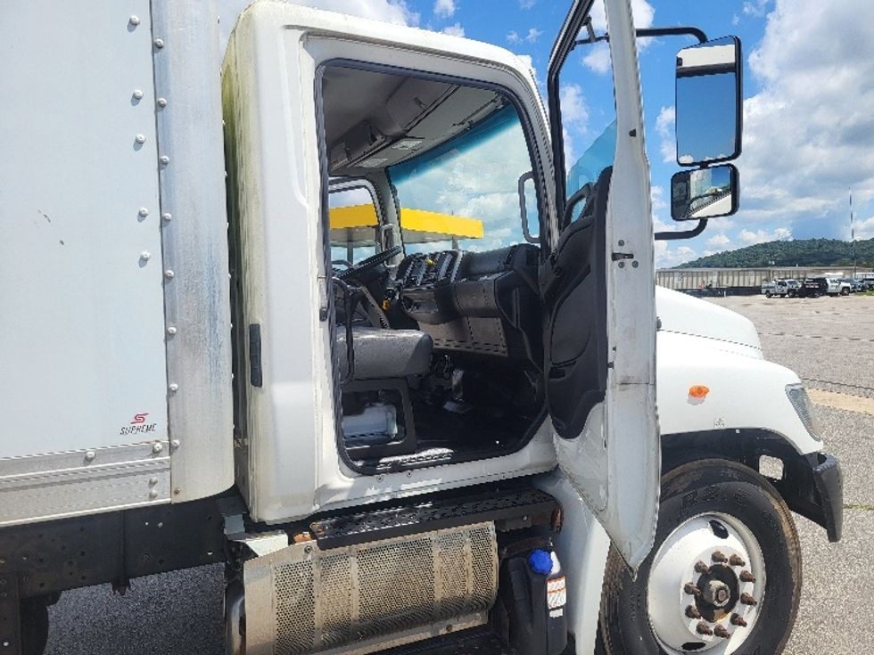 Medium Duty Box Truck-Light and Medium Duty Trucks-Hino-2018-268-Cookeville-TN-229,317\n\t\tmiles-$ 44,000 - Image 20