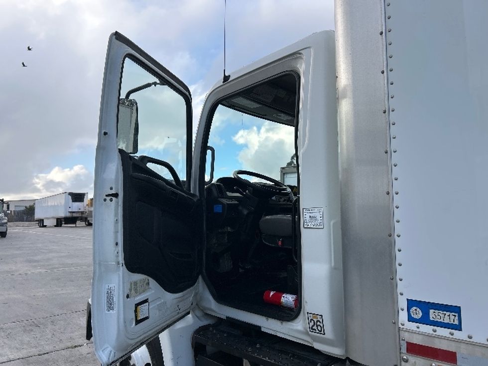 Medium Duty Box Truck-Light and Medium Duty Trucks-Hino-2018-268-Fontana-CA-106,845\n\t\tmiles-$ 55,500 - Image 16
