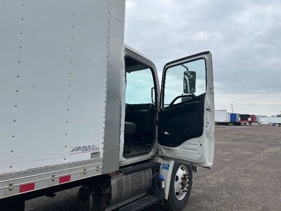 Medium Duty Box Truck-Light and Medium Duty Trucks-Hino-2018-268-Fredonia-NY-147,168\n\t\tmiles-$ 52,750 - Image 20