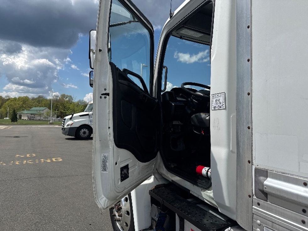 Medium Duty Box Truck-Light and Medium Duty Trucks-Hino-2018-268-Monmouth Junction-NJ-165,559\n\t\tmiles-$ 50,250 - Image 15