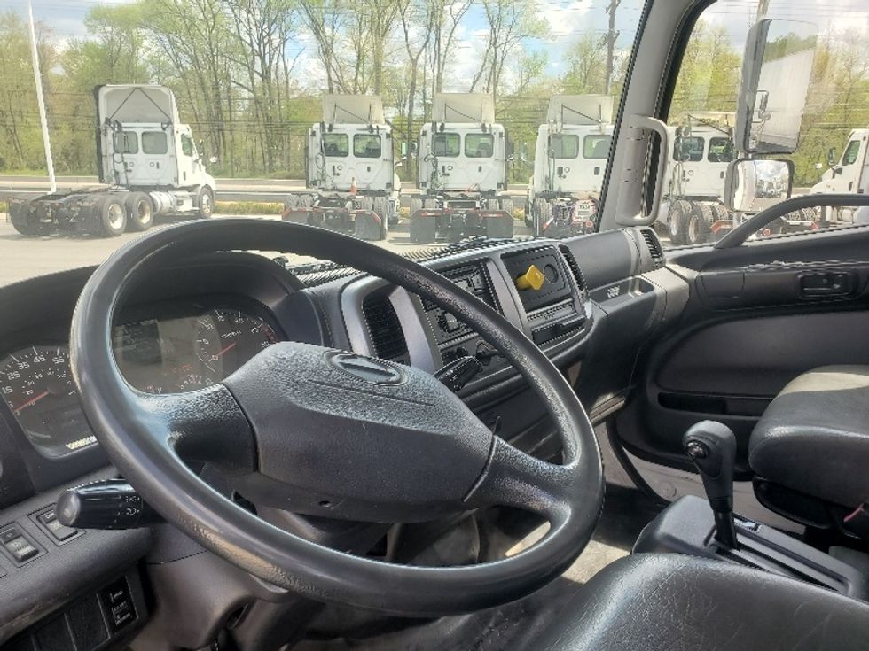Medium Duty Box Truck-Light and Medium Duty Trucks-Hino-2018-268-Monmouth Junction-NJ-255,495\n\t\tmiles-$ 37,250 - Image 16