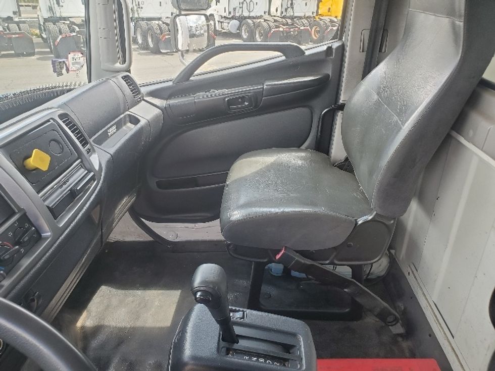 Medium Duty Box Truck-Light and Medium Duty Trucks-Hino-2018-268-Monmouth Junction-NJ-255,495\n\t\tmiles-$ 37,250 - Image 19