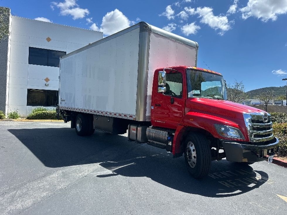 Medium Duty Box Truck-Light and Medium Duty Trucks-Hino-2018-268-Torrance-CA-286,904\n\t\tmiles-$ 33,250 - Image 1