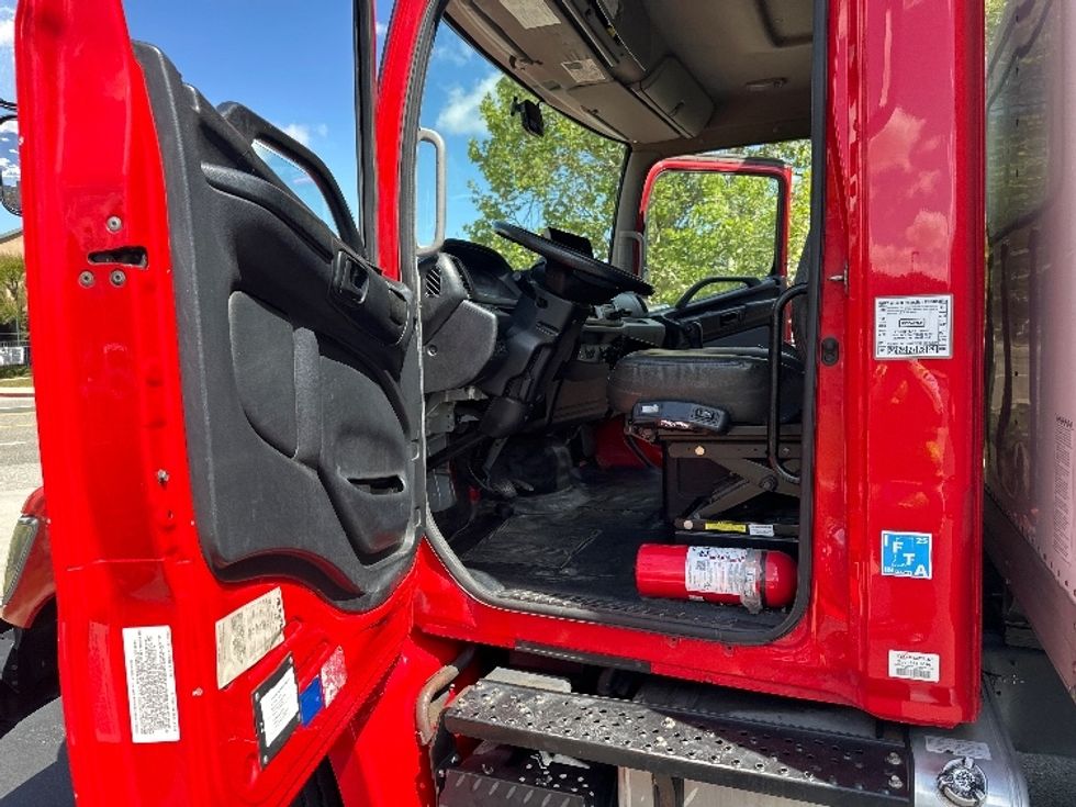 Medium Duty Box Truck-Light and Medium Duty Trucks-Hino-2018-268-Torrance-CA-293,063\n\t\tmiles-$ 32,250 - Image 14
