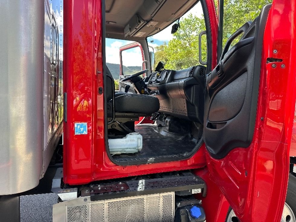 Medium Duty Box Truck-Light and Medium Duty Trucks-Hino-2018-268-Torrance-CA-293,063\n\t\tmiles-$ 32,250 - Image 18