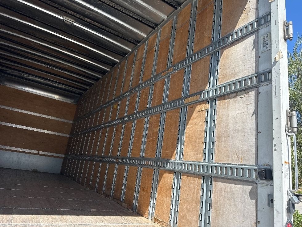 Medium Duty Box Truck-Light and Medium Duty Trucks-Hino-2018-268-Torrance-CA-293,063\n\t\tmiles-$ 32,250 - Image 23