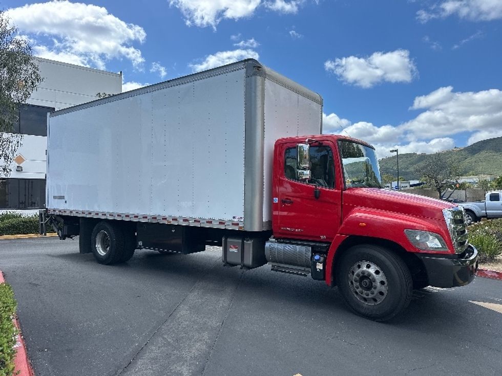 Medium Duty Box Truck-Light and Medium Duty Trucks-Hino-2018-268-Torrance-CA-322,823\n\t\tmiles-$ 28,000 - Image 1