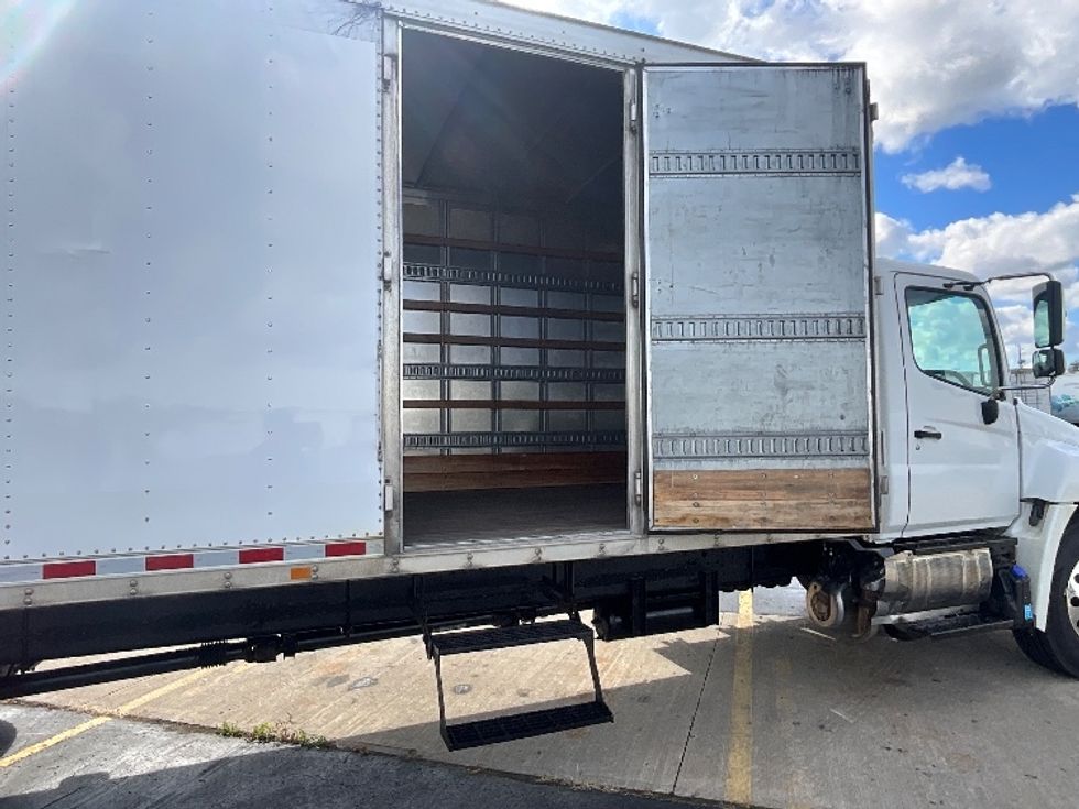 Medium Duty Box Truck-Light and Medium Duty Trucks-Hino-2018-338-Cambridge-ON-391,197\n\t\tkm-$ 45,750 - Image 25