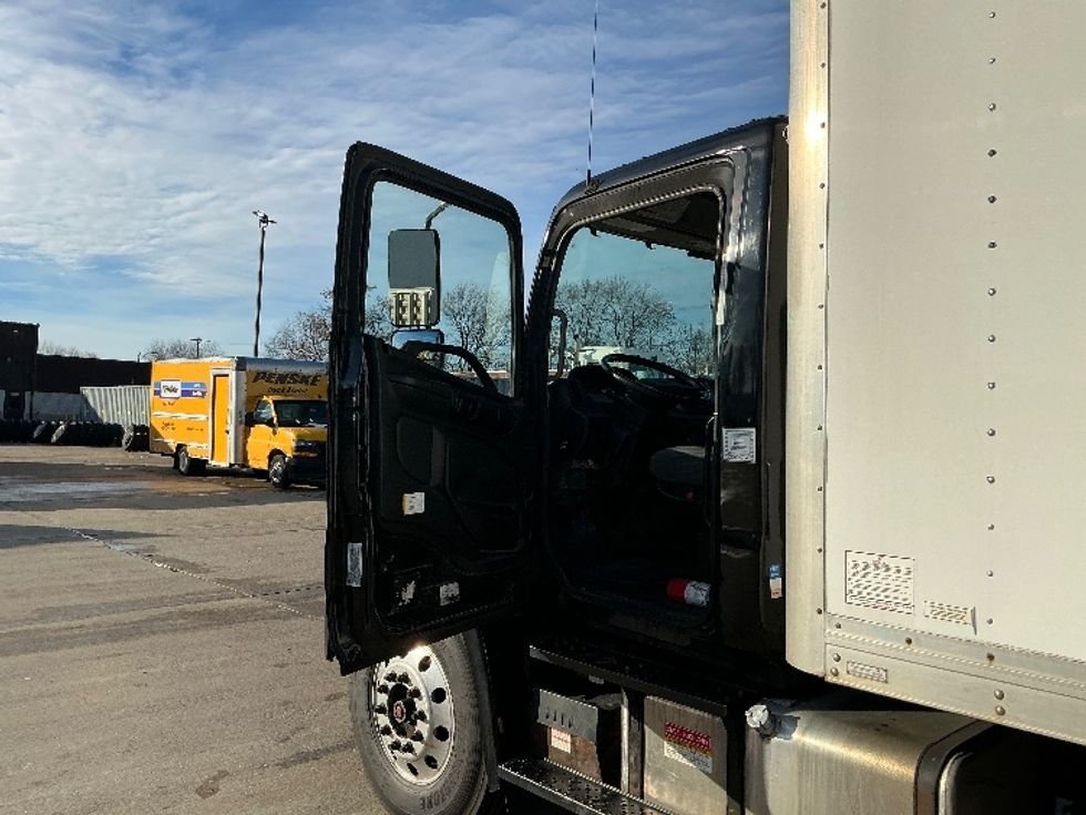 Medium Duty Box Truck-Light and Medium Duty Trucks-Hino-2018-338-Chicopee-MA-277,099\n\t\tmiles-$ 20,250 - Image 16