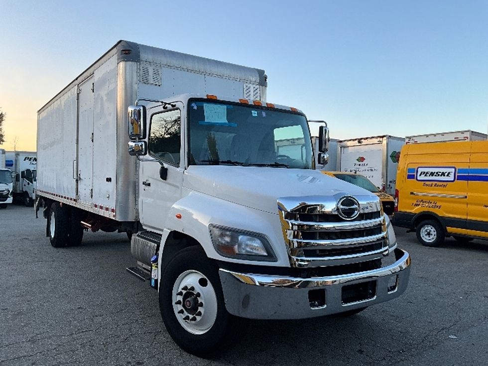 Medium Duty Box Truck-Light and Medium Duty Trucks-Hino-2018-338-Delta-BC-132,409\n\t\tkm-$ 68,750 - Image 1