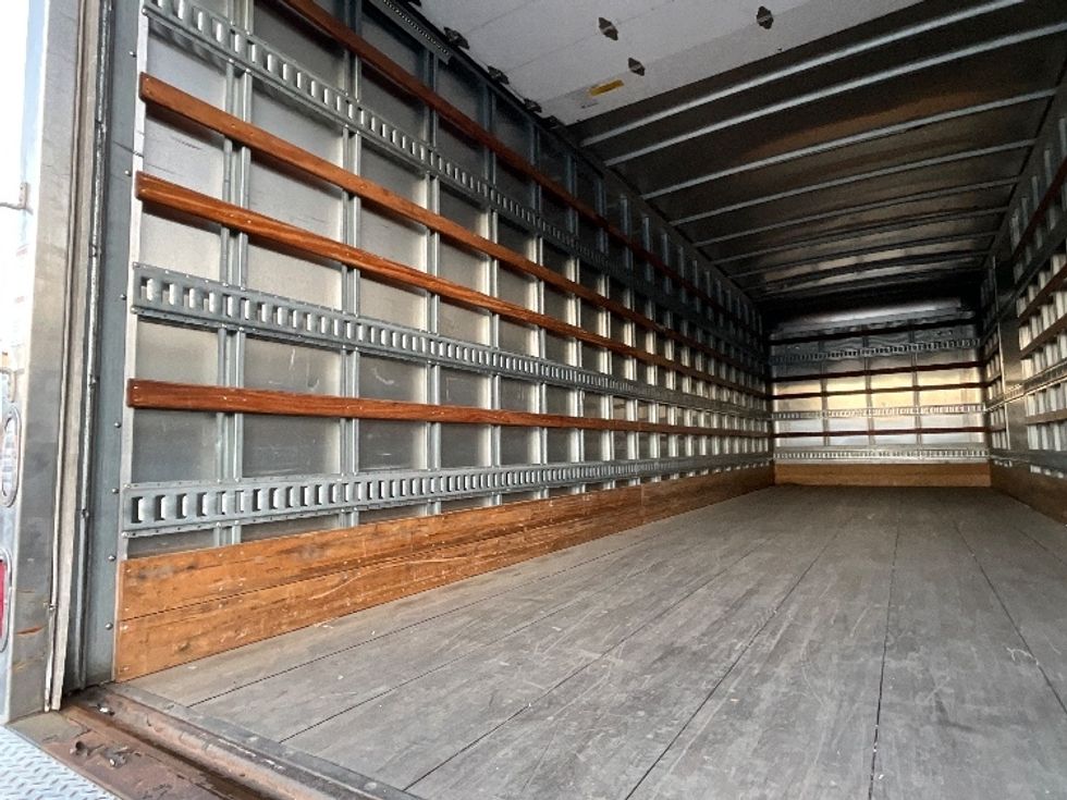 Medium Duty Box Truck-Light and Medium Duty Trucks-Hino-2018-338-Delta-BC-132,409\n\t\tkm-$ 68,750 - Image 11