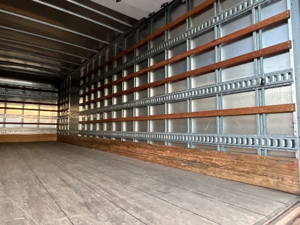 Medium Duty Box Truck-Light and Medium Duty Trucks-Hino-2018-338-Delta-BC-132,409\n\t\tkm-$ 68,750 - Image 12