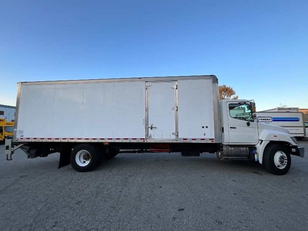 Medium Duty Box Truck-Light and Medium Duty Trucks-Hino-2018-338-Delta-BC-132,409\n\t\tkm-$ 68,750 - Image 15