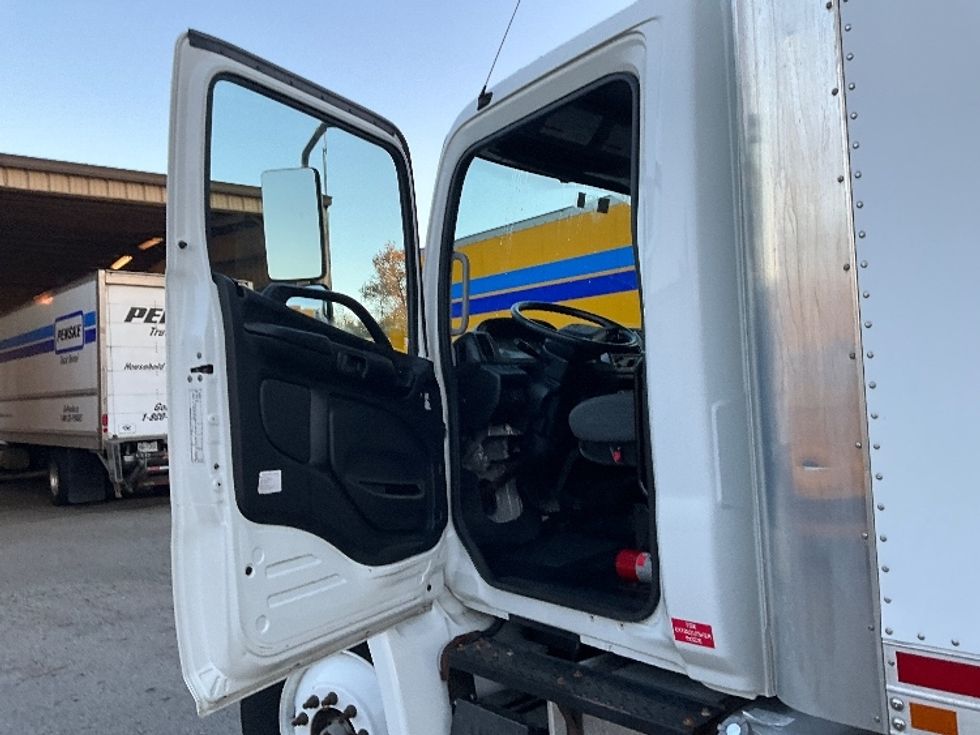 Medium Duty Box Truck-Light and Medium Duty Trucks-Hino-2018-338-Delta-BC-132,409\n\t\tkm-$ 68,750 - Image 16