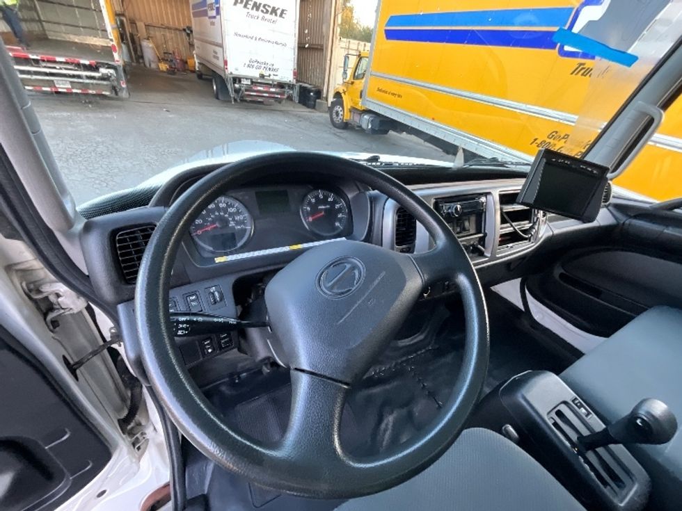 Medium Duty Box Truck-Light and Medium Duty Trucks-Hino-2018-338-Delta-BC-132,409\n\t\tkm-$ 68,750 - Image 17