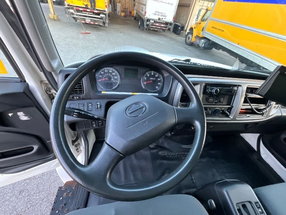 Medium Duty Box Truck-Light and Medium Duty Trucks-Hino-2018-338-Delta-BC-132,409\n\t\tkm-$ 68,750 - Image 18