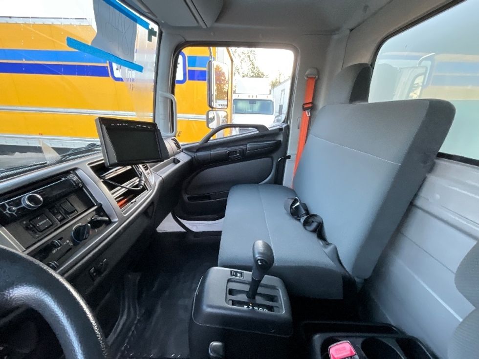 Medium Duty Box Truck-Light and Medium Duty Trucks-Hino-2018-338-Delta-BC-132,409\n\t\tkm-$ 68,750 - Image 19