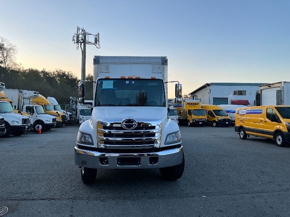 Medium Duty Box Truck-Light and Medium Duty Trucks-Hino-2018-338-Delta-BC-132,409\n\t\tkm-$ 68,750 - Image 2