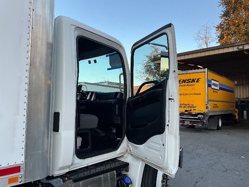 Medium Duty Box Truck-Light and Medium Duty Trucks-Hino-2018-338-Delta-BC-132,409\n\t\tkm-$ 68,750 - Image 20