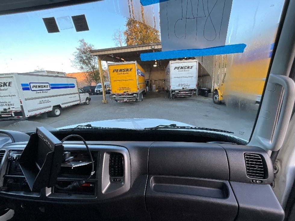 Medium Duty Box Truck-Light and Medium Duty Trucks-Hino-2018-338-Delta-BC-132,409\n\t\tkm-$ 68,750 - Image 21