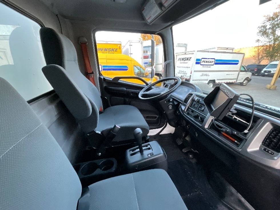 Medium Duty Box Truck-Light and Medium Duty Trucks-Hino-2018-338-Delta-BC-132,409\n\t\tkm-$ 68,750 - Image 22