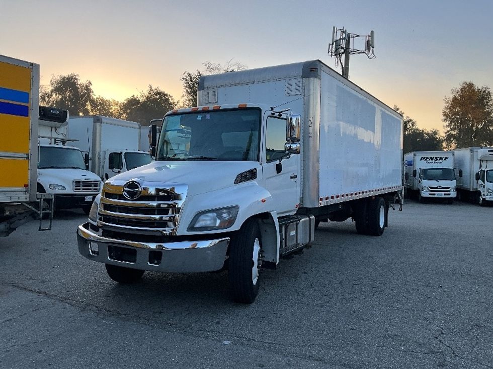 Medium Duty Box Truck-Light and Medium Duty Trucks-Hino-2018-338-Delta-BC-132,409\n\t\tkm-$ 68,750 - Image 3